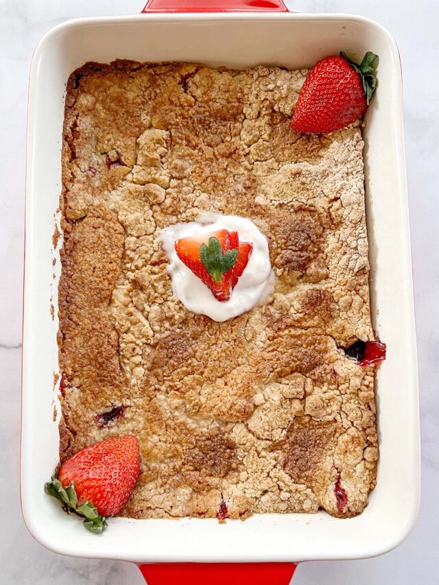 cropped-oven-baked-strawberry-dump-cake-with-fresh-strawberries-topping.jpg