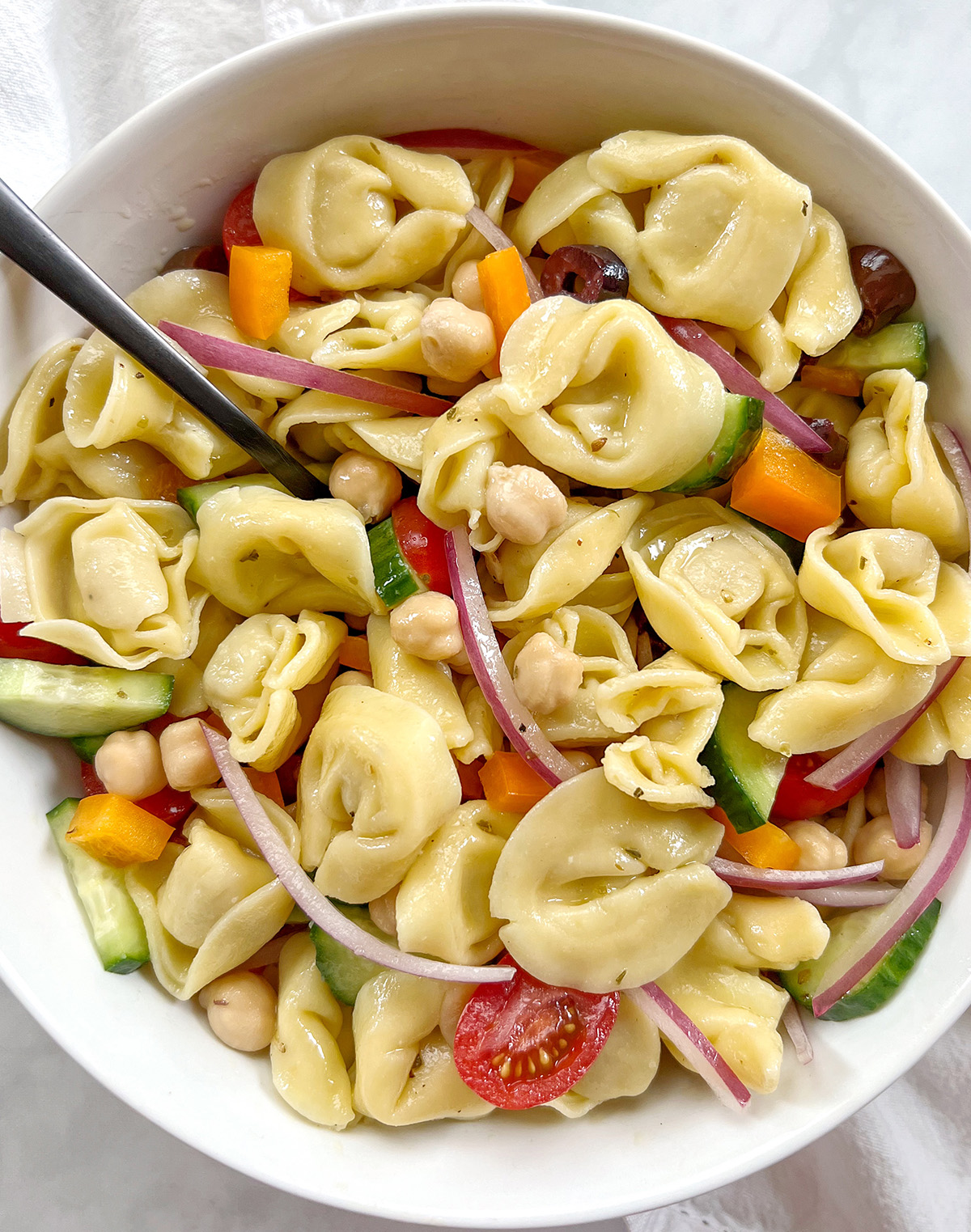 vegan tortellini salad with veggies.