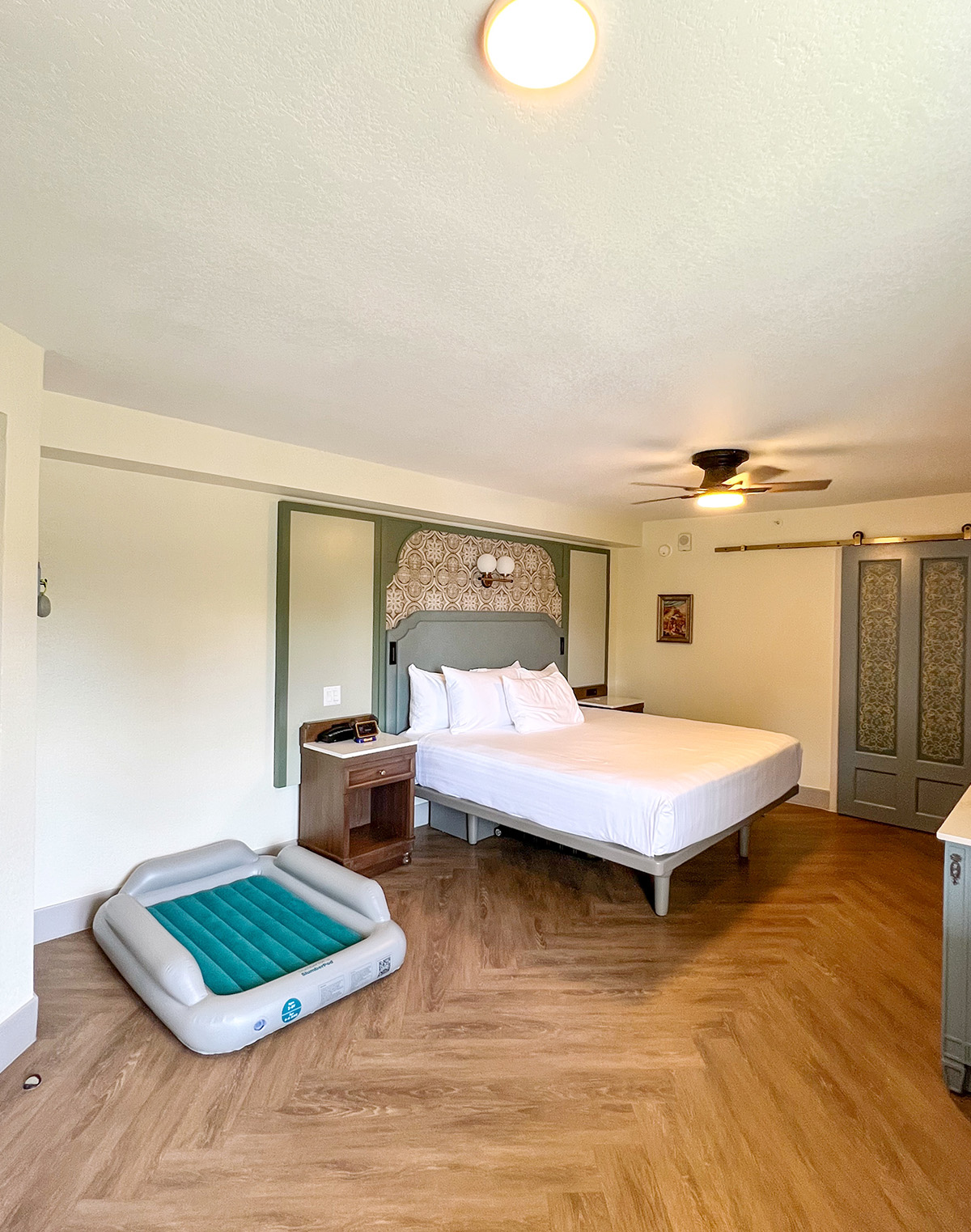 Disney Port Orleans French Quarter Refurbished Rooms King with Slumber Tot.