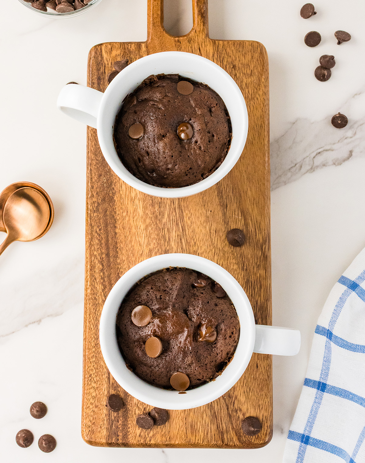 chocolate vegan mug cakes with chocolate chips